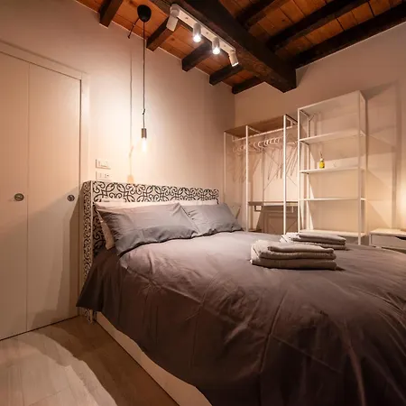 Reggio Center Lovely Guest house